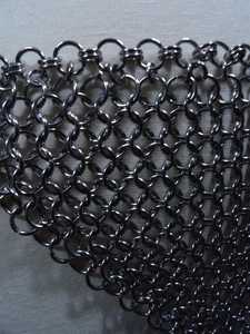 Armure en maille d'acier nickelé noir, forme irrégulière, vêtement de mode en métal artisanal - Product Image 4