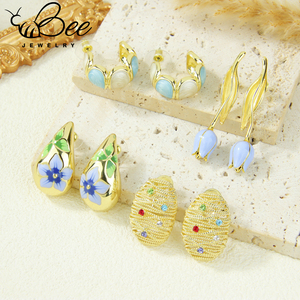Élégance Française : Boucles d'oreilles pendantes Tulipe plaquées or 14 carats, clous d'oreilles bohèmes irréguliers en cristal goutte d'eau pour la vente en gros - Product Image 6