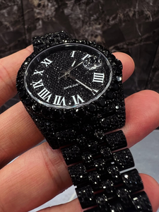 Montre de luxe entièrement sertie de diamants noirs, cadran rond avec affichage de la date, montre-bracelet avec chiffres romains blancs, bijoux pour hommes style hip-hop - Product Image 4