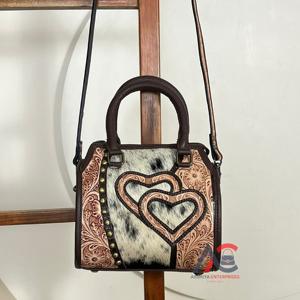 Bolso de mano Speedy de cuero repujado a mano con diseño de corazón y tachuelas, tipo duffel con asa superior y bandolera, para unisex, de la March Expo 2026 - Product Image 1