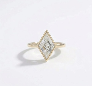 Anillo de Compromiso con Diamante Cultivado en Laboratorio, Certificado IGI, 2ct, Corte Lozenge, Engaste de Bisel, Corte Romboidal Escalonado en Oro Amarillo de 14K/18K - Product Image 5