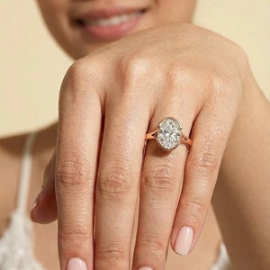 Anillo de Compromiso Solitario con Diamante Cultivado en Laboratorio de Corte Ovalado de 2.50 CT en Oro Blanco, Amarillo y Rosa de 14K - Product Image 3