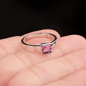 Bague artisanale en argent sterling 925 massif avec améthyste sertie clos, bijou naturel de haute qualité pour la guérison des chakras, idéale pour les mariages - Product Image 4