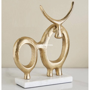 Escultura de anillos entrelazados de metal fundido dorado, figura de bucles superpuestos orgánicos para decoración de sala de estar u oficina. - Product Image 2