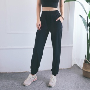 กางเกงวอร์มออกกำลังกายสำหรับผู้หญิง ทรงจ็อกเกอร์ ขาจั๊มพ์ แห้งเร็ว เนื้อผ้านุ่มลื่น ใส่สบาย สไตล์ลำลอง มีเชือกผูกเอว พร้อมกระเป๋า - Product Image 6