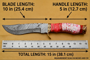 Outil de coupe utilitaire extérieur en acier Damas fait main OEM avec manche en résine marbrée rouge et blanche, entretoises en laiton et étui en cuir - Product Image 6