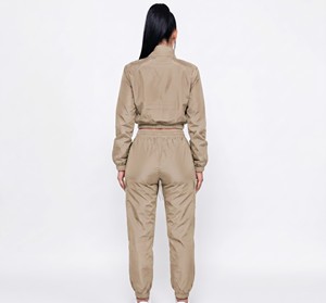 Ensemble de survêtement décontracté écologique pour femme avec veste courte à cordon de serrage et pantalon à taille élastique, couleur unie, tenue de sport assortie OEM - Product Image 2