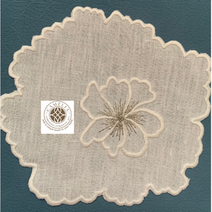 Serviette de cocktail en lin ivoire en forme de pétale avec broderie florale délicate, ajoutant une touche raffinée et élégante à la table. - Product Image 3