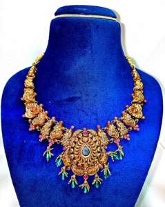 Collar tradicional indio de oro de 22k, estilo templo antiguo, tipo choker, con piedras rosas y verdes, disponible en ORO/PLATA/BRONCE - Product Image 1