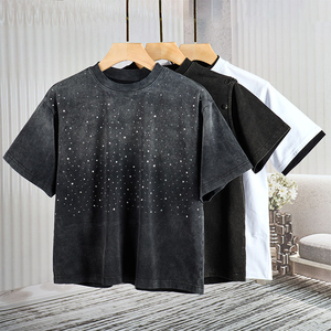 Camiseta Glory con estampado personalizado Sun Fade y pedrería, calidad premium, 100% algodón, cuello doble, media manga, para streetwear. - Product Image 3