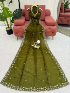 Sari en soie Fandy avec broderie de fils et de sequins, accompagné d'un haut assorti avec broderie de fils et de sequins. - Product Image 6