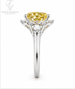 Élégante bague ovale en diamant jaune en or blanc 18 carats avec sertissage floral en or rose, diamants ronds et marquise sur les côtés, style couture. - Product Image 4