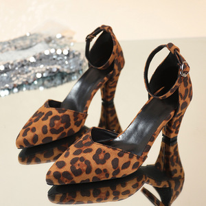 Sandalias Elegantes de Tacón Grueso con Correa en el Tobillo y Punta Puntiaguda con Estampado de Leopardo para Mujer Talla Grande - Product Image 1