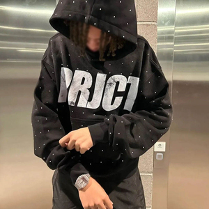 Hoodie tendance pour un look audacieux, en coton mélangé, style urbain glamour, avec strass, pour un look décontracté et scintillant. - Product Image 5