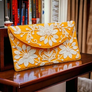 Bolso Bandolera con Diseño Floral y Cuentas, en Color Rosa de Moda, para Mujeres y Niñas, un Accesorio de Boutique Perfecto para Regalo - Product Image 1