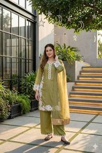 Ensemble Salwar Kameez sans manches brodé sur mesure pour femme avec dupatta en dentelle – Tenue traditionnelle pour mariages et festivals - Product Image 3