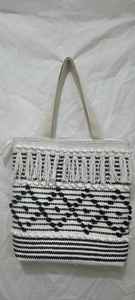 Sac fourre-tout artisanal en coton Dari tissé à la main avec travail de coquillages et franges à pompons – Sac à bandoulière bohème pour femme - Product Image 4