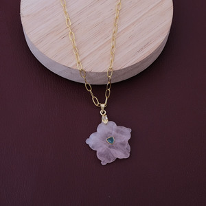 Collar con Colgante de Flor de Cuarzo Rosa, Chapado en Oro, con Gema Rosa y Cuarzo Verde Tallado a Mano, Regalo Hecho a Mano - Product Image 3