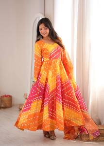 TENNECY Nuevo Vestido Largo Tradicional con Estampado Bhandhni para Fiesta de Bodas - Reversible, Sin Arrugas, de Secado Rápido, para Todas las Estaciones - Product Image 5