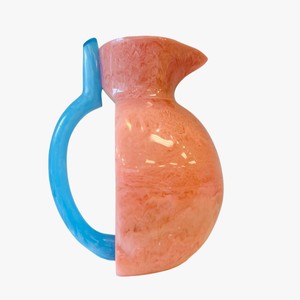 Pichet à eau artisanal en résine rose corail moderne, fait main, décoratif, avec poignée contrastante, pour la maison, la cuisine et la table à manger - Product Image 1