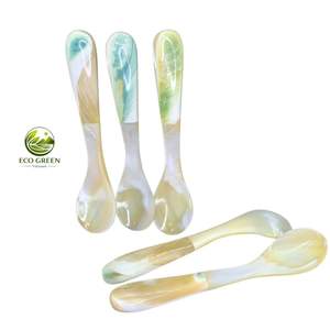 Cuillère en coquille marine polie pour caviar et apéritifs, forme cœur, ustensile en nacre - Product Image 2