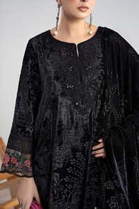 Robe Anarkali pakistanaise haut de gamme, noir jais, longue et sculpturale, avec épaulettes structurées audacieuses et détails complexes - Product Image 5