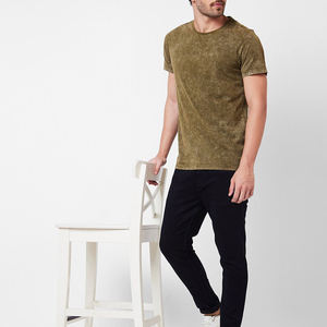 T-shirt homme vert olive à manches courtes, col rond, coupe ajustée, décontracté, uni, 100 % coton tricoté, design simple, logo sur la manche gauche - Product Image 3