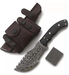 Couteau de traqueur en acier Damas magnifiquement forgé, lame à motif goutte de pluie, manche en résine personnalisable OEM, poignée en laiton. - Product Image 4