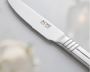 Juego de cubiertos minimalistas Acme de acero inoxidable con diseño lineal, acabado de alto brillo, apto para lavavajillas, para vajilla de bodas y hoteles. - Product Image 2