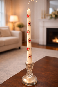 Bougie en cire de soja et paraffine conique, peinte à la main avec des accents floraux rouges et dorés, ajoute une touche d'élégance pour la décoration de Noël à la maison - Product Image 4