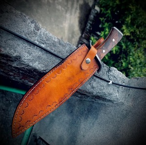 Cuchillo de Caza Hecho a Mano con Hoja de Acero al Carbono, Punta Caída, Mango de Madera y Funda de Cuero para Supervivencia al Aire Libre - Product Image 5