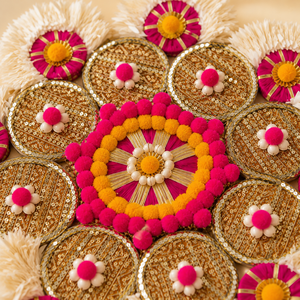 Décoration murale artisanale Rangoli florale rose et jaune, pompons, perles et mandala doré pour la décoration festive de la maison à l'occasion du Diwali et des Puja - Product Image 3