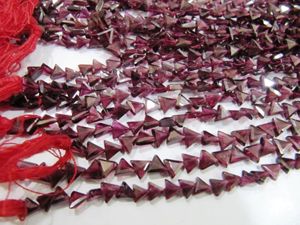 ลูกปัดโกเมนธรรมชาติทรงสามเหลี่ยมสีแดงเจียระไน ขนาด 5 ถึง 7 มม. - Product Image 4