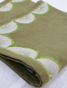 Serviette de table en lin brodée à la main, verte, avec motif brodé, design traditionnel pour la décoration de la maison - Product Image 1
