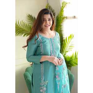 Ensemble de vêtements de fête pour femmes de créateur avec fil à broder et paillettes - Product Image 3