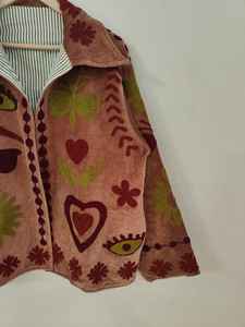 Chaqueta de terciopelo Suzani – Abrigo bohemio bordado con motivos de ojos y corazones, hecho a mano, colorido, para festivales, chaqueta artística única. - Product Image 5