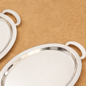 Magnifique ensemble de plateaux de service ovales en argent, finition polie et lisse, avec poignées latérales intégrées pratiques pour servir les aliments. - Product Image 5
