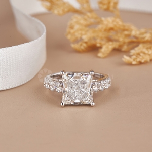 Anillo de Diamantes con Diseño de Lujo en Oro Blanco, Corte Radiante, con Certificado IGI y Claridad VVS, para Venta al Por Mayor desde India - Product Image 4