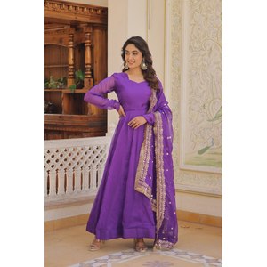 Vestido de Chifón de Diseñador con Bordado, Escote en V, Lentejuelas Elegantes, Dupatta Atractiva y Estilo Sencillo y Moderno - Product Image 4