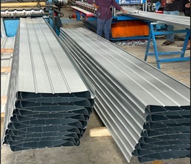 Système de toiture à joint debout, panneau en acier gris, revêtement anti-corrosion, design industriel, forme carrée, pliage et découpe - Product Image 2