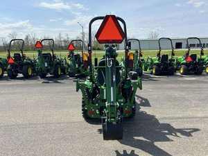 Tracteur John Deere 1025R neuf avec chargeur arrière et chargeur frontal - Product Image 3