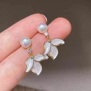 Pendientes de Perlas de Agua Dulce con Esmalte Retro Estilo Francés, Diseño de Flor con Efecto de Goteo de Aceite, Lujo Ligero, Versátiles, Delicados y Elegantes - Product Image 1