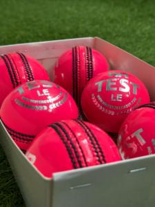 Balle de cricket en cuir rigide cousue à la main de haute qualité 90 Overs, blanche, rouge, rose, avec logo personnalisé, meilleur prix, balle en cuir premium - Product Image 4