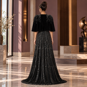 Vestido de noche con capa de terciopelo negro y flecos metálicos en los hombros |   Vestido formal largo hasta el suelo con rayas de lentejuelas y capa abierta en la parte delantera - Product Image 4