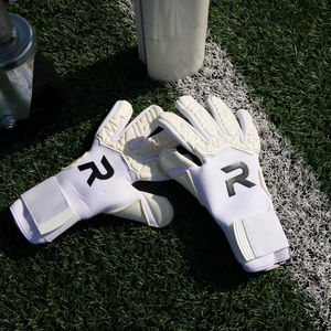 ถุงมือผู้รักษาประตูมืออาชีพสีขาว ยางลาเท็กซ์ ระบายอากาศได้ดี ป้องกันนิ้วมือ ฟุตบอล ใช้ได้ทั้งชายและหญิง สำหรับฝึกซ้อมและแข่งขันกลางแจ้ง - Product Image 1