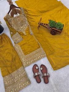 Ensemble de robe de mariée traditionnelle indienne pakistanaise en soie moutarde brodée pour femmes, avec dupatta et chaussons assortis - Product Image 1