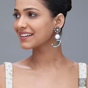 Pendientes de moda con estilo gris Tribal Tusk de PRAO - Product Image 3