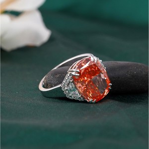 Anillo de Oro de 14K con Diamante Cultivado en Laboratorio de Corte Cojín Rojo Intenso de 7.01 CT, Engaste de Garras, Color Fantasía Raro y Exclusivo - Product Image 2