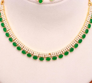 Conjunto de Collar de Perlas de Agua Dulce y Esmeraldas |   Joyería Delicada Chapada en Oro de 22K para Mujer |   Elegante Collar de Novia - Product Image 3