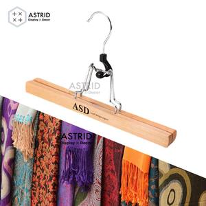 Astrid 30 CM Porte-écharpe en bois avec logo personnalisé, pour tissu, hijab, foulard en soie, gain de place, à un seul niveau, pour magasin - Product Image 1